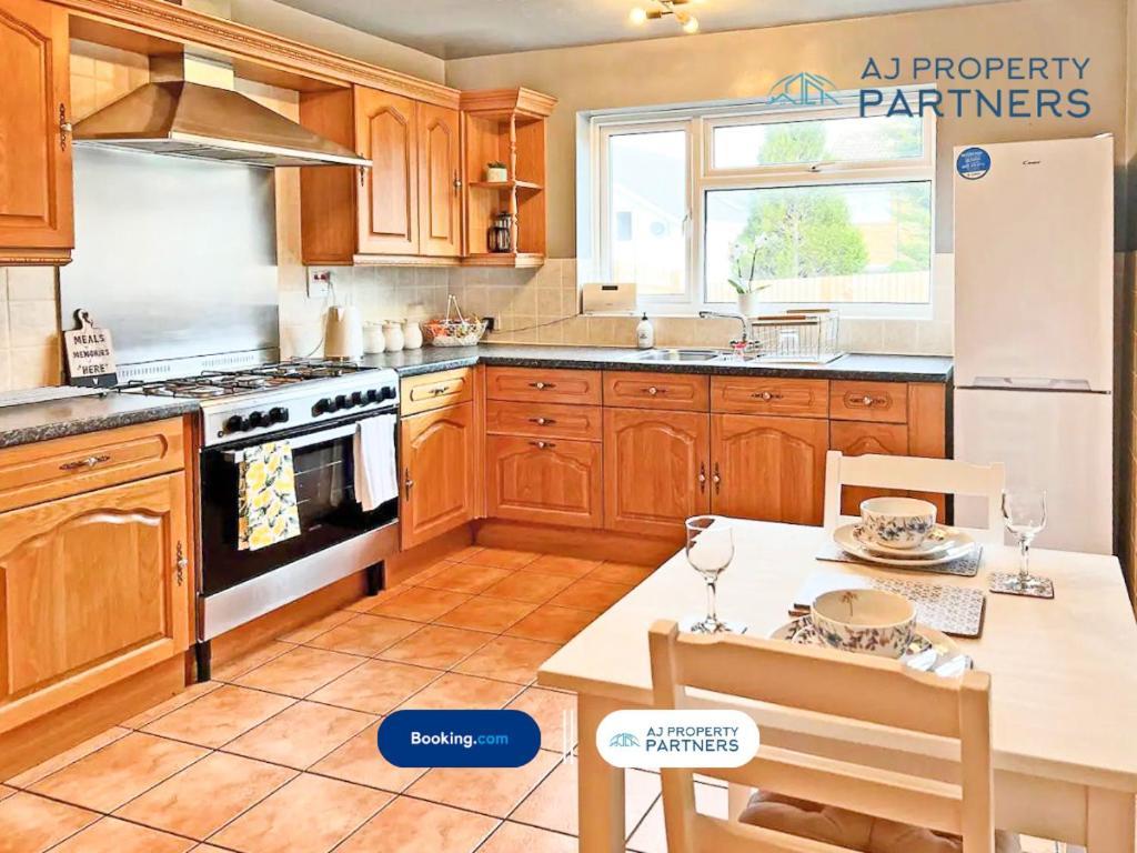 Premium Deal L Hill View Home L Last-Minute Offer L Cheltenham L Aj Properties L Perfect For Short Or Long Stays L 4Beds 4Bedrooms エクステリア 写真