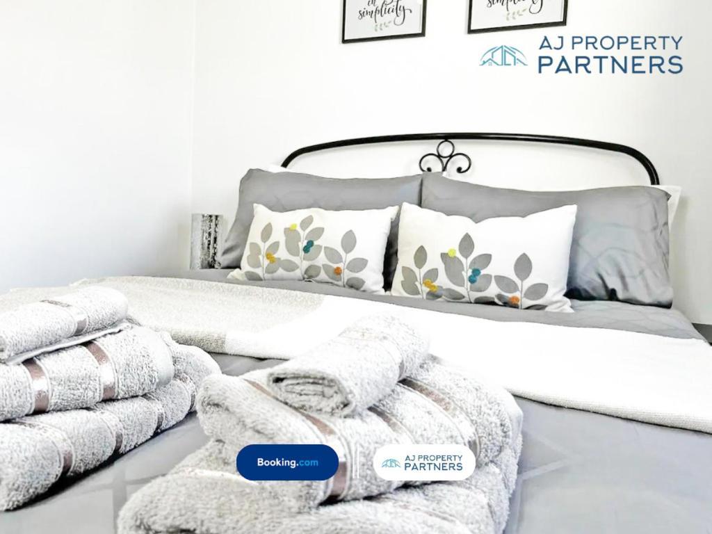 Premium Deal L Hill View Home L Last-Minute Offer L Cheltenham L Aj Properties L Perfect For Short Or Long Stays L 4Beds 4Bedrooms エクステリア 写真