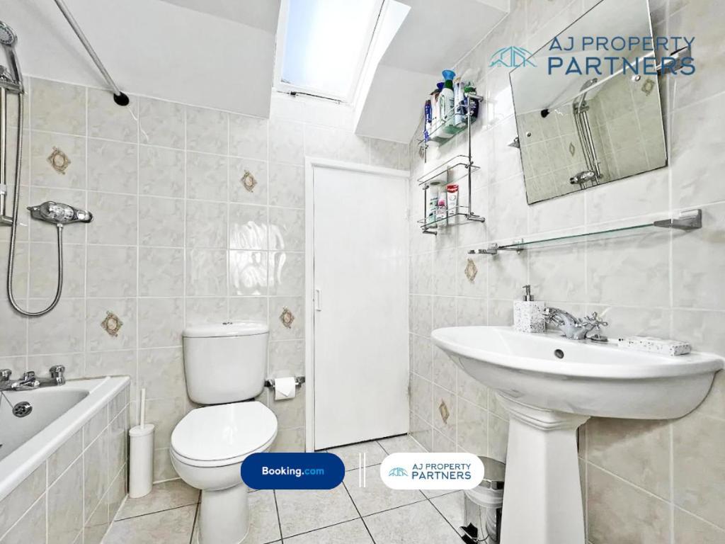 Premium Deal L Hill View Home L Last-Minute Offer L Cheltenham L Aj Properties L Perfect For Short Or Long Stays L 4Beds 4Bedrooms エクステリア 写真